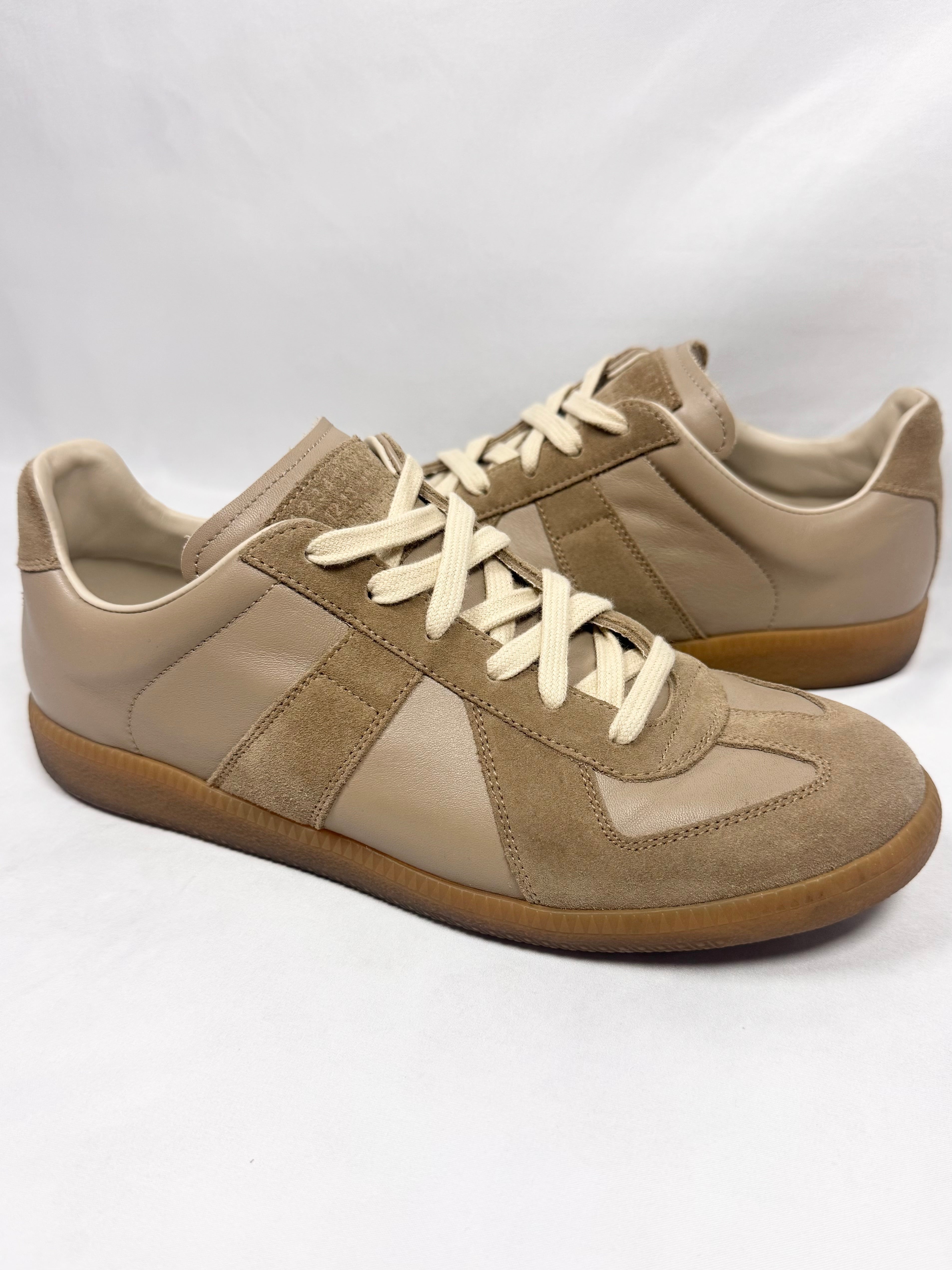Maison Margiela Replica low-top sneaker in beige leather and suede with gum sole