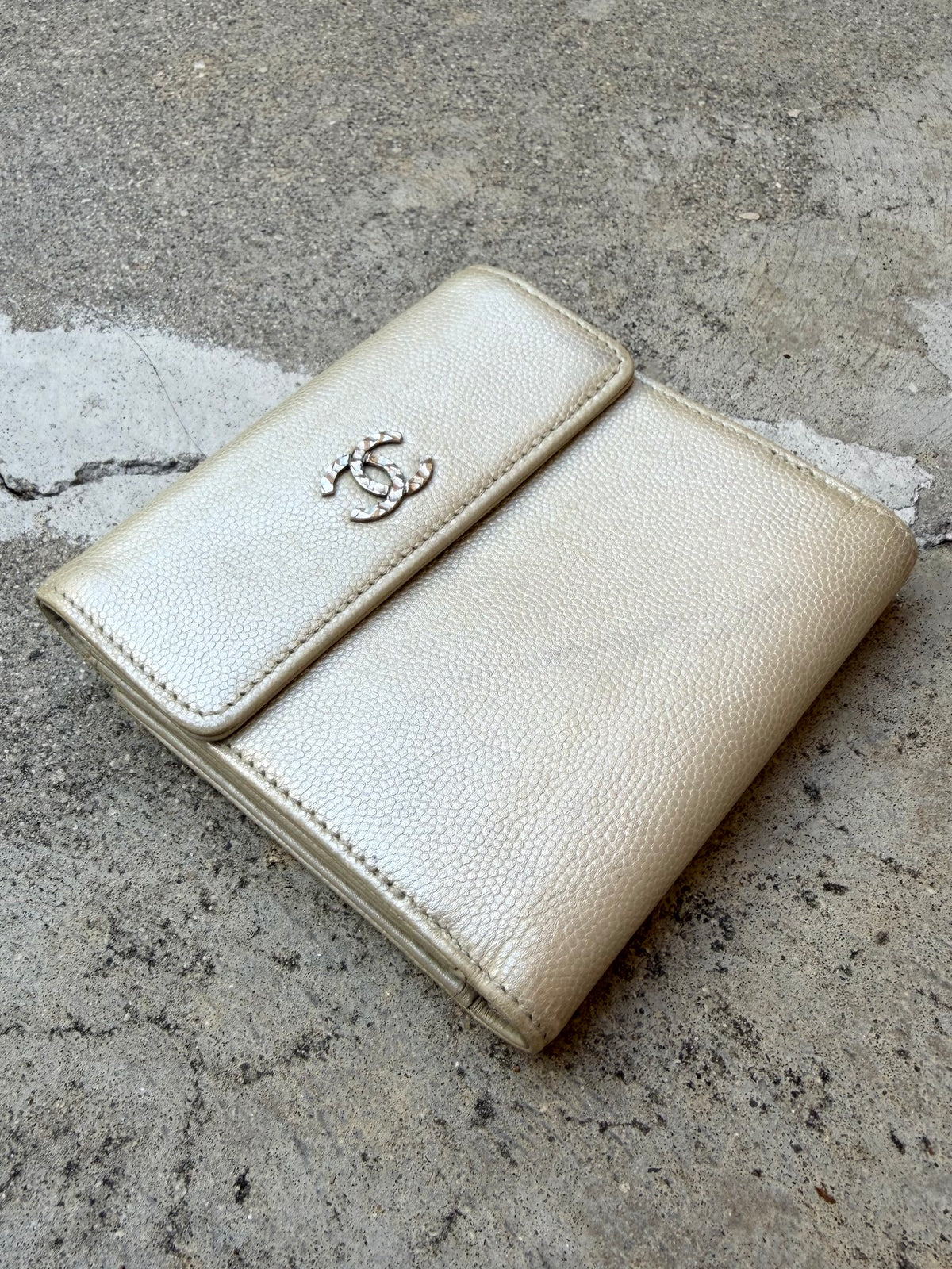 2000s Chanel Pearl Silver ‘CC’ Caviar Leather Bifold Wallet