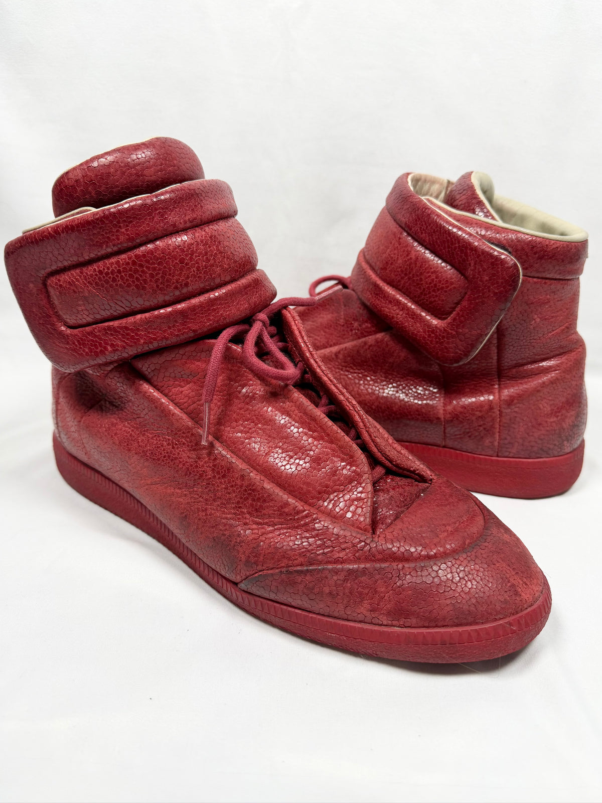 Maison Martin Margiela red reptile-embossed leather Future High sneakers front three-quarter view